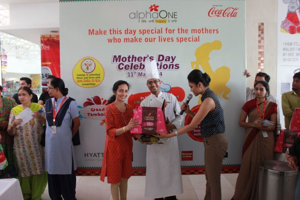  - 12322594-ms-gauri-khanna-winner-of-cold-cooking-contest