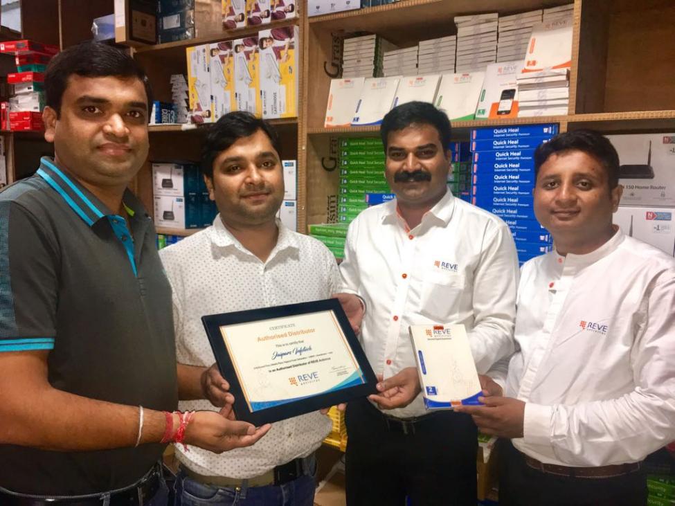 Jaiparas Infotech CEO, Ankur Jain with REVE Antivirus Sales Head Sushant Pawar