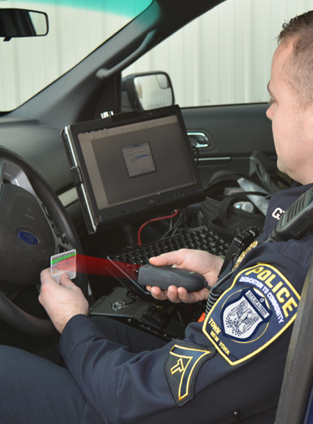 Officer using the 4910LR DL Reader