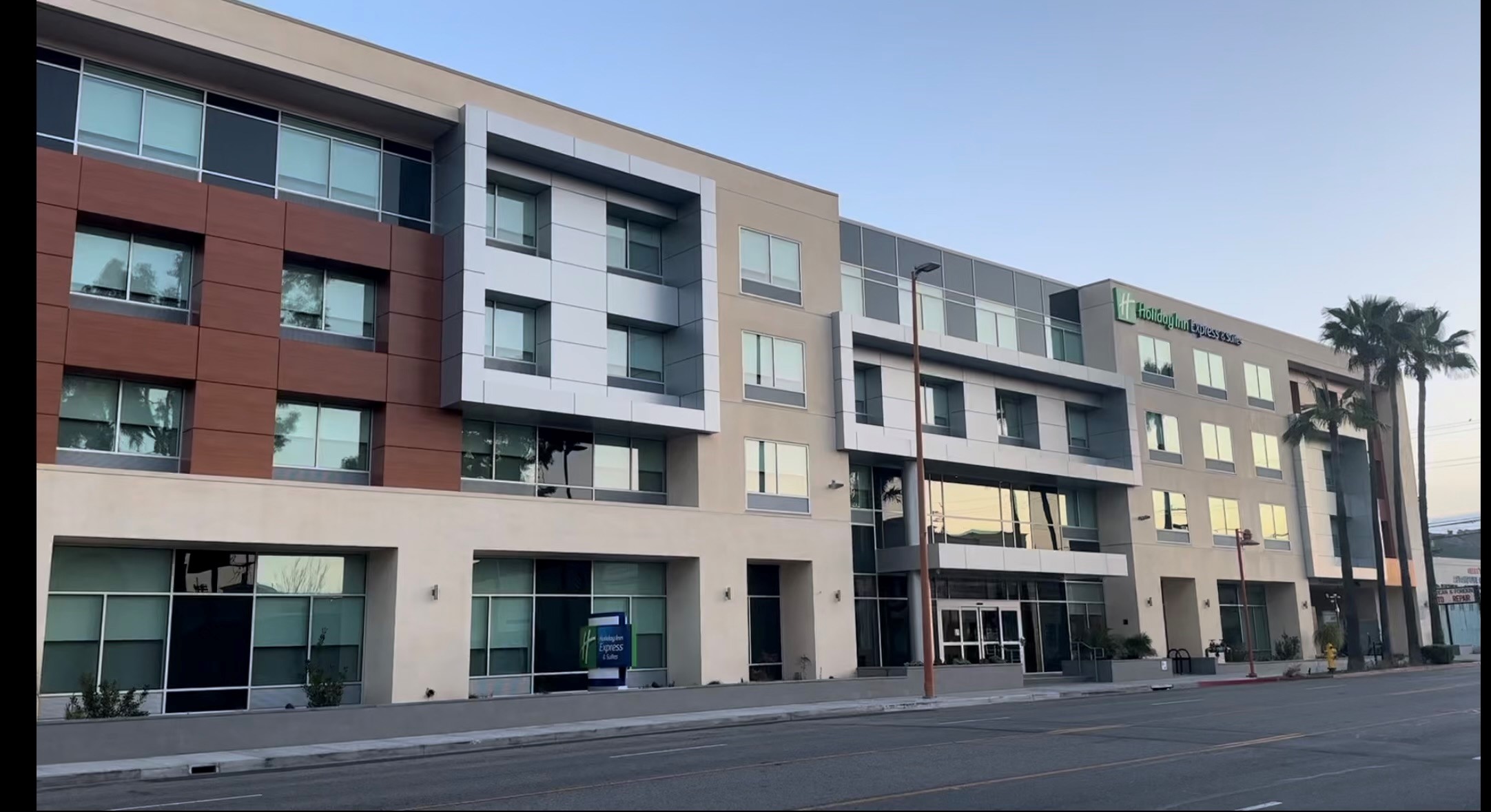Holiday Inn Express & Suites Glendale Downtown